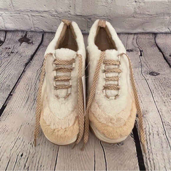 NWT Katy Perry The Fuzz fur low-top sneakers in white/nude 7 1/2 - Picture 3 of 8